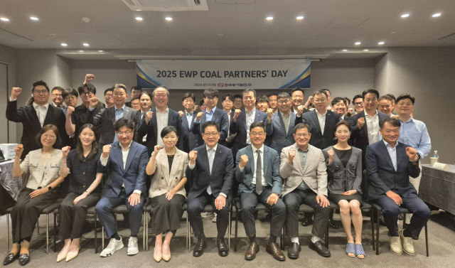 권명호 한국동서발전 사장(앞줄 가운데)와 협력사 담당자 및 동서발전 관계자들이 기념촬영을 하고 있다. 동서발전 제공