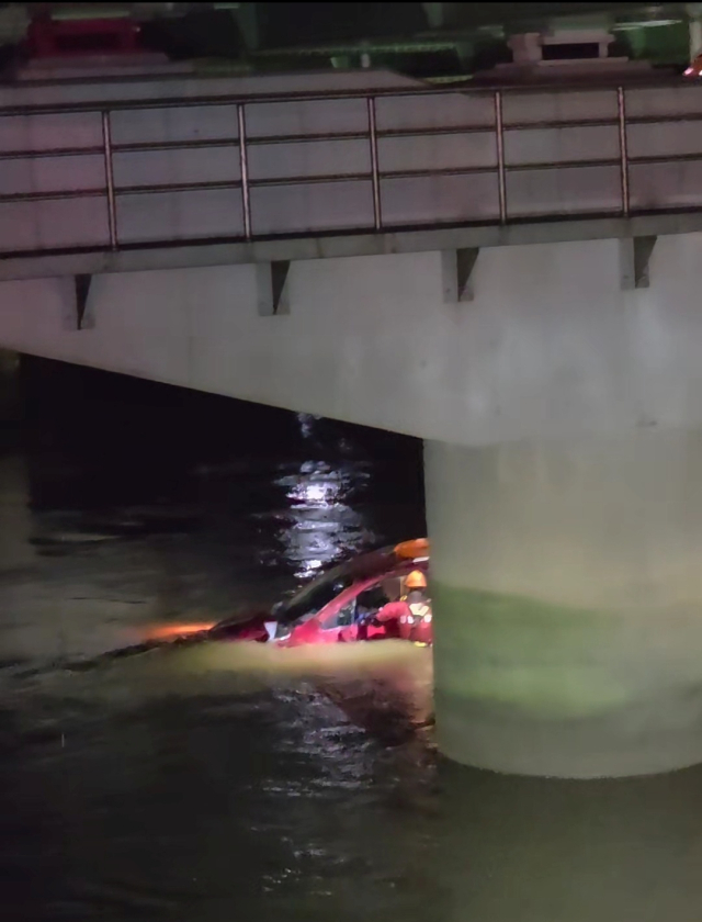 경남소방대원이 지난 18일 밤 하동군 고전면 한 하천에 빠진 승용차 운전자를 구조하고 있다. 경남소방본부 제공