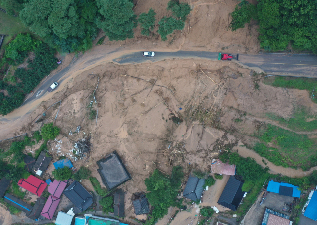 폭우로 인해 19일 오후 경남 산청군 단성면 내원마을 일대에 산사태가 발생한 모습. 연합뉴스