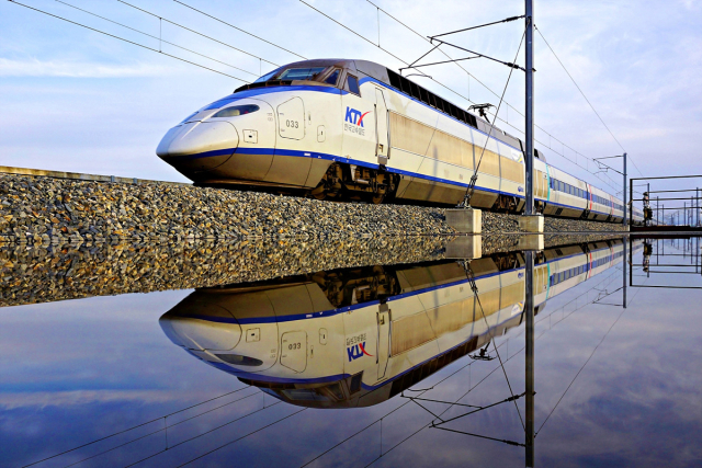 한국철도공사(코레일)는 남부지방 극한호우로 재조정됐던 열차운행을 20일 오전 9시부터 재개한다고 밝혔다. 고속 주행 중인 KTX. 코레일 제공