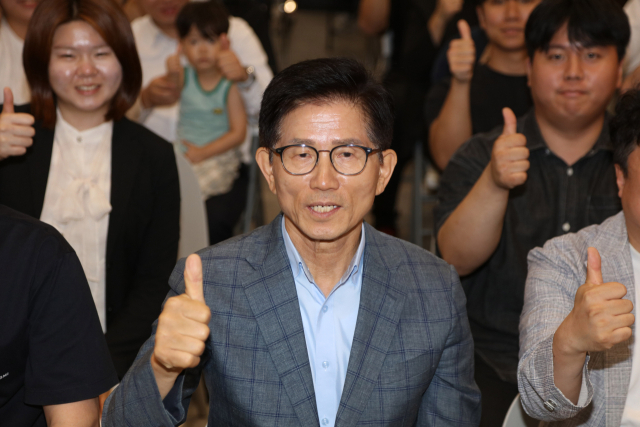 지난 대선 국민의힘 후보였던 김문수 전 고용노동부 장관이 11일 오후 대구 중구의 한 카페에서 지역 청년들과 간담회를 하며 포즈를 취하고 있다. 연합뉴스