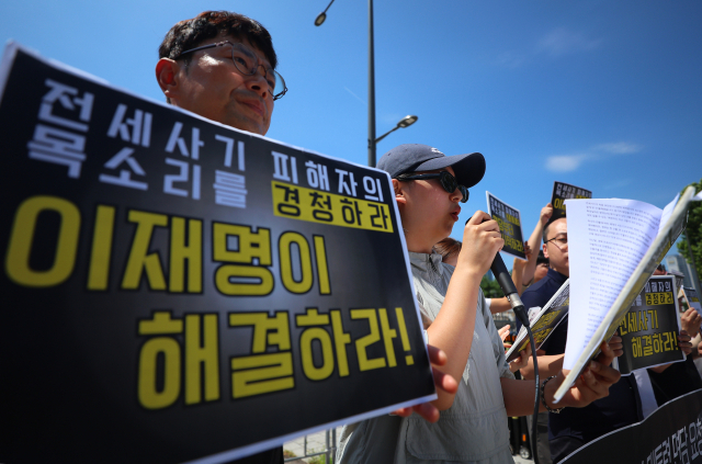 전세사기·깡통전세 문제해결을 위한 시민사회대책위원회 관계자들이 지난 10일 서울 용산 대통령 집무실 인근에서 전세 사기 문제해결 촉구 대통령 면담 요청 기자회견을 하고 있다. 연합뉴스