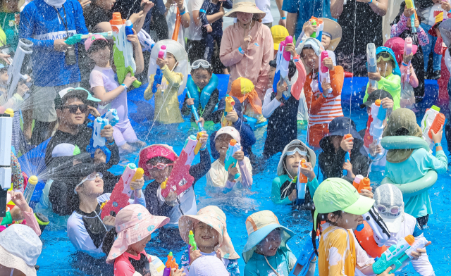20일 부산 남구 용호별빛공원에서 제3회 유엔남구 물놀이 축제가 열려 어린이들이 물총싸움을 하고 있다. 오는 28일까지 열리는 이번 축제에는 워터클라이밍, 물총싸움, 워터버블 파티, DIY 체험존 등 다양한 물놀이 시설이 운영된다. 김종진 기자 kjj1761@