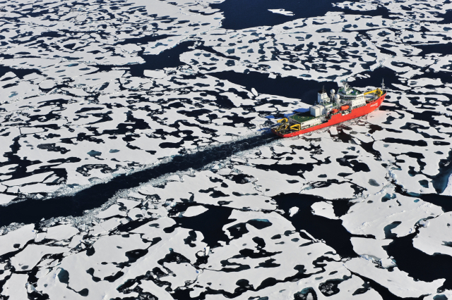 북극해를 항해 중인 국내 유일 쇄빙연구선 아라온호의 모습. 부산일보DB