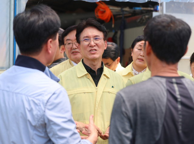 김민석 국무총리가 20일 최근 집중호우로 침수됐던 광주 북구 용강동의 한 딸기 육묘장을 찾아 피해 농민과 이야기를 나누고 있다. 연합뉴스