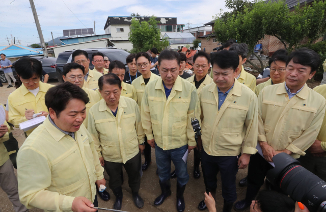 20일 김병기(가운데) 더불어민주당 대표 직무대행 겸 원내대표와 김병주(왼쪽 두번째) 최고위원, 문진석 원내운영수석부대표(오른쪽) 등 민주당 지도부가 충남 아산시 염치읍 수해 현장을 찾아 오세현(왼쪽) 시장의 현황 보고를 받고 있다. 연합뉴스