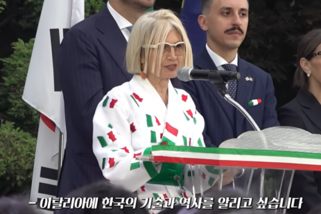 주한 이탈리아 대사가 지난달 2일 서울 용산구 주한 이탈리아 대사관저에서 열린 이탈리아 건국기념일 행사에서 한복을 입고 한국어로 연설하고 있다. 유튜브 채널 ‘알베르토 몬디’ 캡처