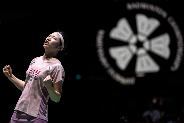 안세영이 20일 세계배드민턴연맹 월드투어 일본오픈 여자단식 결승전에서 중국의 왕즈이에게 2-0으로 승리한 뒤 환호하고 있다. AFP연합뉴스