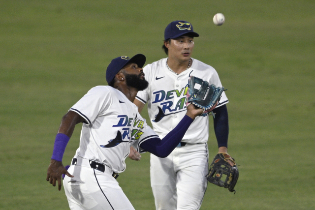 탬파베이 레이스 김하성이 20일(한국 시간) 미프로야구 메이저리그 볼티모어 오리올스전에서 6회 3루수 카미네로의 타구 처리를 지켜보고 있다. AP연합뉴스
