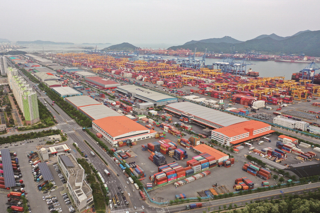 부산진해경제자유구역청은 부산항 신항 배후단지에 커피 특화 단지를 조성하기 위해 기업 컨설팅 지원에 나선다. 부산일보DB