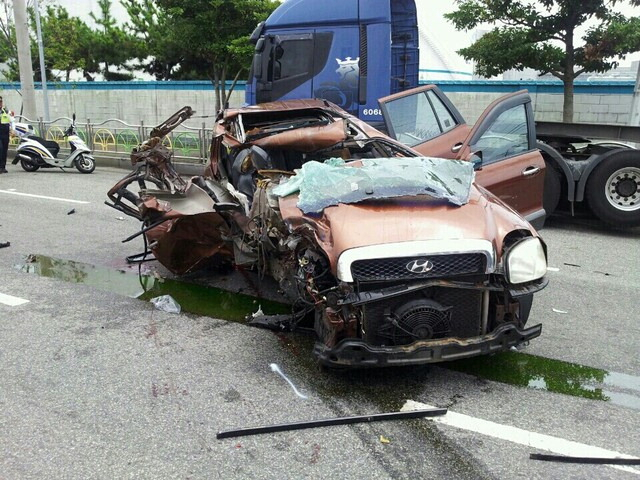 2016년 8월 부산 남구 감만동에서 발생한 급발진 의심 싼타페 사고 차량. 당시 싼타페가 트레일러에 들이받으면서 운전자를 제외한 일가족 4명이 숨졌다. 부산일보DB
