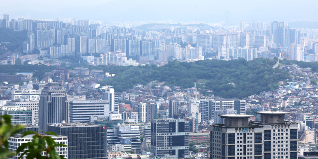 전용면적 60㎡ 이하의 소형 아파트 매매 가격이 올해 처음으로 40억 원대에 진입한 것으로 나타난 20일 서울 남산 전망대에서 바라본 서울 곳곳이 아파트로 빼곡하다. 연합뉴스