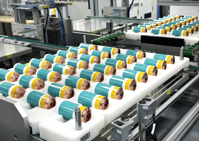금양은 ‘꿈의 배터리’라 불리는 4695 배터리를 국내 최초로 만든 기업이다. 금양의 4695 배터리 시험 생산 라인. 금양 제공