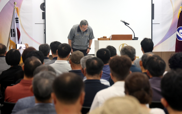 지난달 17일 부산 사상구 금양 본사에서 열린 임시주총에서 금양 류광지 회장이 고개 숙여 주주들에게 사과를 하고 있다. 이재찬 기자 chan@