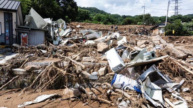 20일 오후 경남 산청군 산청읍 외부리 마을이 전날 발생한 산사태로 폭격을 맞은 듯 처참한 모습을 보이고 있다. 산청군에는 16일부터 19일까지 경남에서 가장 많은 632mm의 비가 쏟아지면서 20일 오후 현재까지 10명이 숨지고 4명이 실종됐다. 김종진 기자 kjj1761@