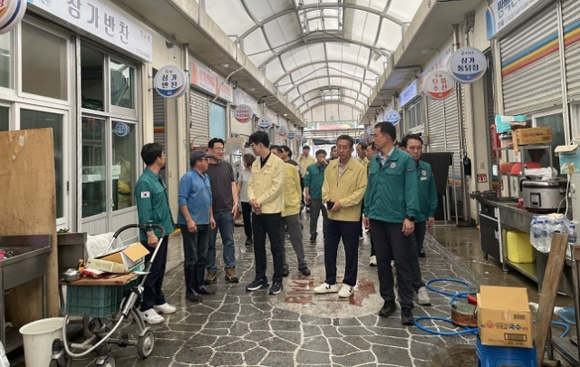 노용석 중소벤처기업부 차관이 20일 경남 합천 삼가시장을 방문해 수해 피해 현장을 점검하고 있다. 중기부 제공