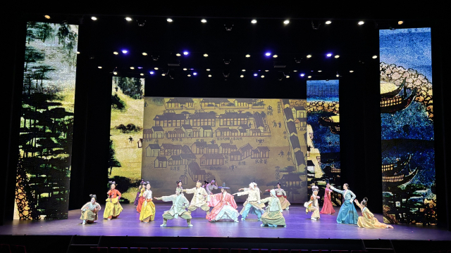 지난 19~20일 일본 요코하마 KAAT가나가와예술극장 홀에서 선보인 국립부산국악원의 무용극 '춤, 조선통신사 유마도를 그리다’ 공연 모습. 국립부산국악원 제공