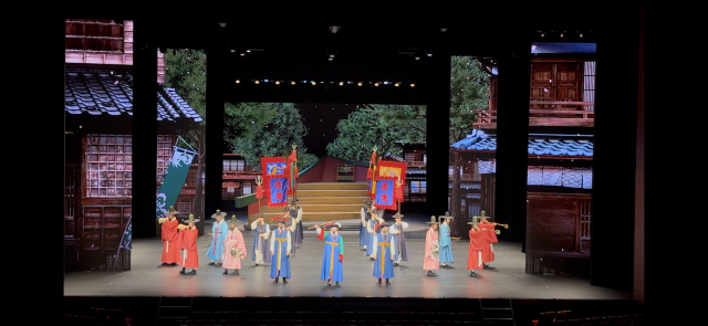 지난 19~20일 일본 요코하마 KAAT가나가와예술극장 홀에서 선보인 국립부산국악원의 무용극 '춤, 조선통신사 유마도를 그리다’ 공연 모습. 국립부산국악원 제공