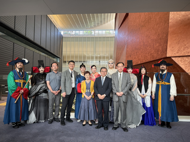 국립부산국악원의 무용극 '춤, 조선통신사 유마도를 그리다’를 관람한 뒤 출연진 일부와 관계자들이 KAAT가나가와예술극장 로비에서 기념촬영을 하고 있다. 사진은 이정엽(왼쪽에서 네 번째) 국립부산국악원장과 일본예술문화진흥회 하세가와 마리코(앞줄 노란색 가디건 착용) 이사장 일행 등이다. 요코하마(일본)=김은영 기자 key66@