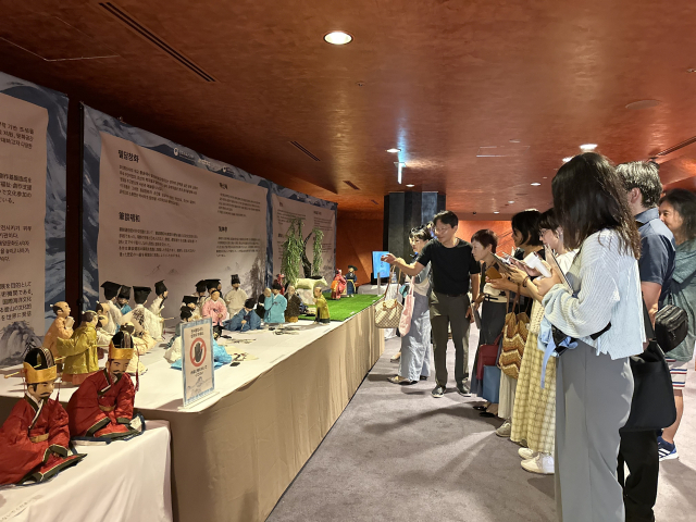 관객들이 국립부산국악원의 무용극 '춤, 조선통신사 유마도를 그리다’와 연계해 KAAT가나가와예술극장 로비에서 열린 ‘한지, 조선통신사를 그리다’를 살펴보고 있다. 요코하마(일본)=김은영 기자 key66@