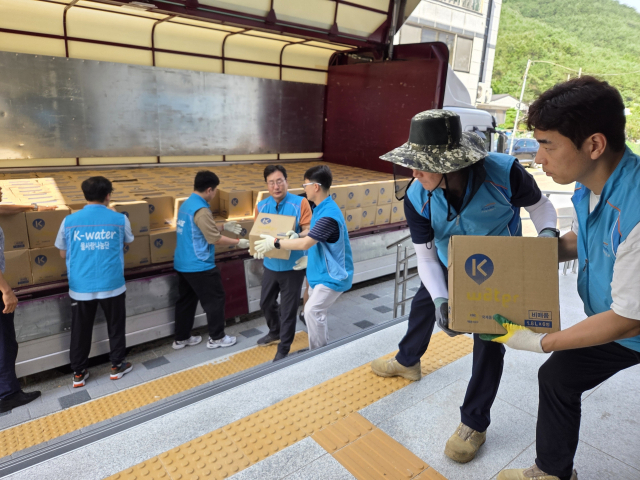 20일 한국수자원공사(K-water) 낙동강유역본부 직원들이 경남 산청면 신안면 주민센터에 구호 물품(식료품·병물)을 전달하고 있다. 한국수자원공사 남강댐지사 제공
