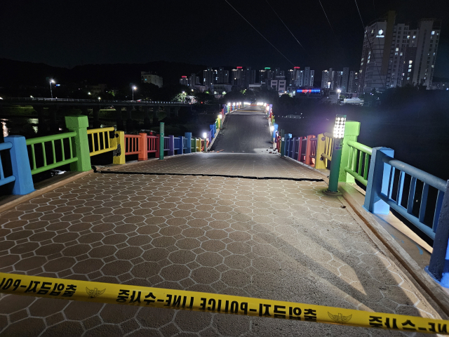 21일 울산 구 삼호교 일부 구간이 폭우로 내려앉은 가운데 교각 곳곳에 심각한 균열이 드러나 있다. 울산시 제공