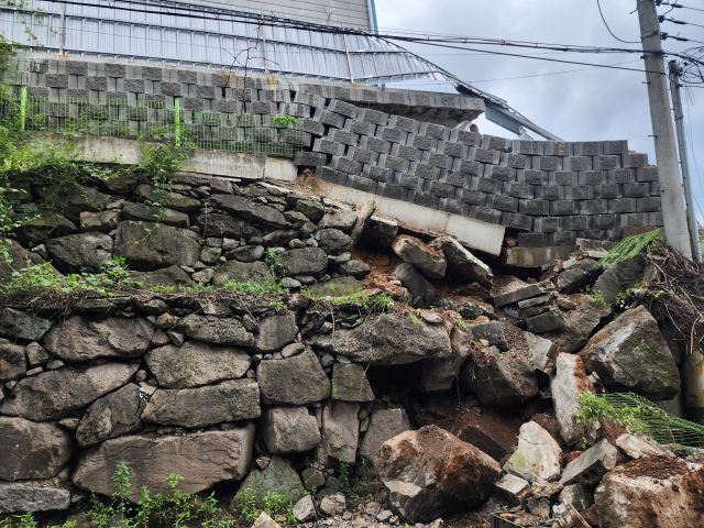 21일 오전 10시 30분께 경남 김해시 한림면의 한 공장 옹벽이 무너져 내렸다. 김해시 제공