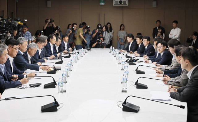 21일 서울 중구 대한상공회의소에서 김정관(오른쪽 테이블 오른쪽 네 번째) 신임 산업통상자원부 장관 주재로 경제단체 및 업계와의 대미 통상 긴급점검회의가 열리고 있다. 산업부 제공