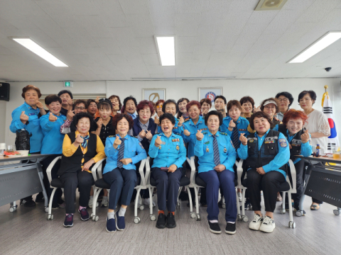 21일 부산시개인택시운송조합에서 여운회 회원들이 모임을 갖고 있다.