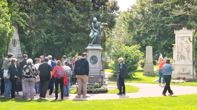 많은 관람객이 오스트리아 빈 중앙공동묘지 모차르트기념비 주변에서 설명을 듣고 있다. 남태우 기자