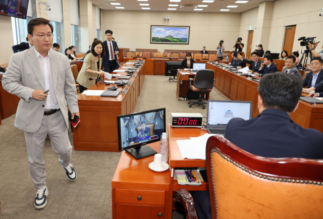 21일 국회 환경노동위원회 전체회의에서 김형동 국민의힘 간사를 비롯한 의원들이 김영훈 고용노동부 장관 후보자에 대한 인사청문경과보고서 채택의 건 의결을 앞두고 퇴장하고 있다. 연합뉴스