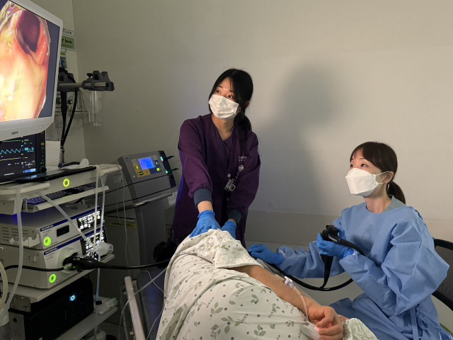 치료 내시경의 활용 범위가 점점 확장되고 있다. 해운대부민병원 소화기암센터 나지은 과장이 내시경 점막절제술로 위장의 용종을 제거하고 있다. 해운대부민병원 제공