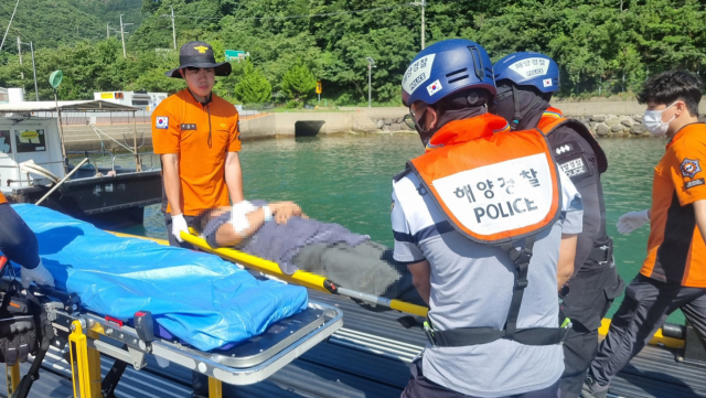 21일 오후 3시 53분 통영시 욕지도에서 응급환자 구조 요청이 들어와 통영해양경찰서 대원들이 이송하고 있다. 통영해양경찰서 제공