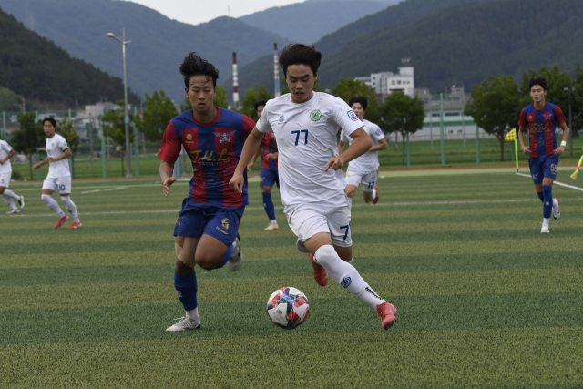 경남 철성고의 조영빈(오른쪽)이 지난 20일 경남 고성군 회화면체육공원에서 열린 제62회 청룡기 고교축구대회 조별리그 마지막 경기 서울 JHLFC와의 경기에서 드리블을 하고 있다. 부산시축구협회 제공