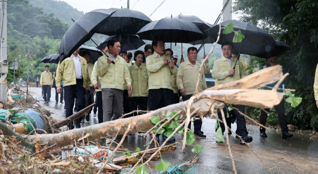 이재명 대통령이 21일 집중호우로 산사태가 발생한 경남 산청군 산청읍 부리마을에서 피해 현황을 살피고 있다. 연합뉴스