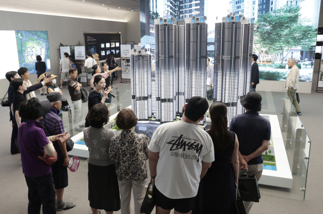 해운대구와 수영구 등 상급지를 중심으로 부동산 분위기가 살아나는 가운데 ‘분양 대어’들의 청약 결과에 관심이 쏠린다. 22일 1순위 청약을 진행하는 ‘르엘 리버파크 센텀’의 견본주택에서 방문자들이 단지 모형을 둘러보고 있다. 정대현 기자 jhyun@