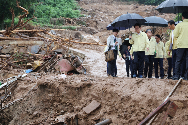 이재명 대통령이 21일 오후 집중호우로 산사태가 발생한 경남 산청군 산청읍 부리마을에서 피해 상황을 점검하고 있다. 연합뉴스