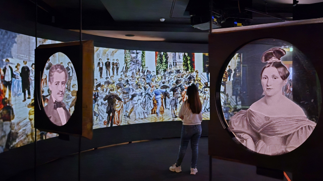 한 관람객이 요한 슈트라우스 2세 박물관 내부 영상을 살펴보고 있다. 남태우 기자