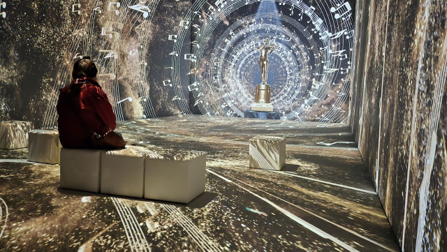 한 관람객이 요한 슈트라우스 2세 박물관에서 화려한 영상과 함께 신나는 왈츠 음악을 즐기고 있다. 남태우 기자