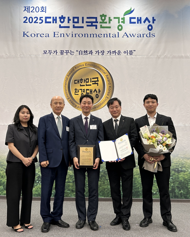 ‘2025년 대한민국환경대상’ 탄소중립 부문 대상 수상 관계자들. 한전KDN 제공