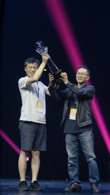 ‘2028 FISM WCM’의 개최지로 선정된 부산매직페스티벌 관계자들이 트로피 전달받고 있다. 부산매직페스티벌 제공