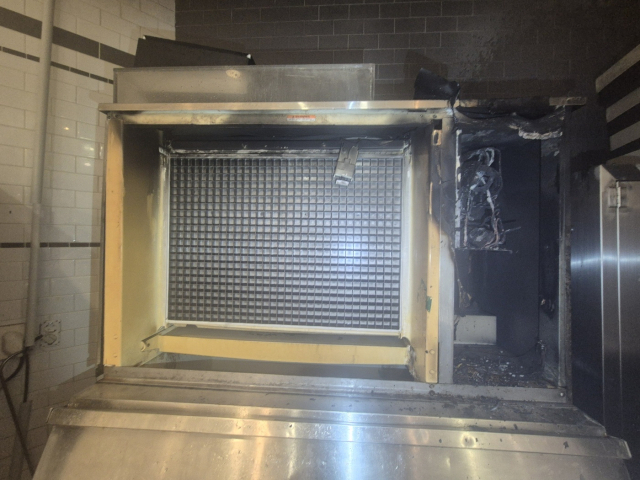 부산 동구 범일동 커넥트현대 부산점 지하 식품관에서 불이 났다. 사진은 불이 시작한 것으로 추정되는 제빙기 모습. 부산소방재난본부 제공