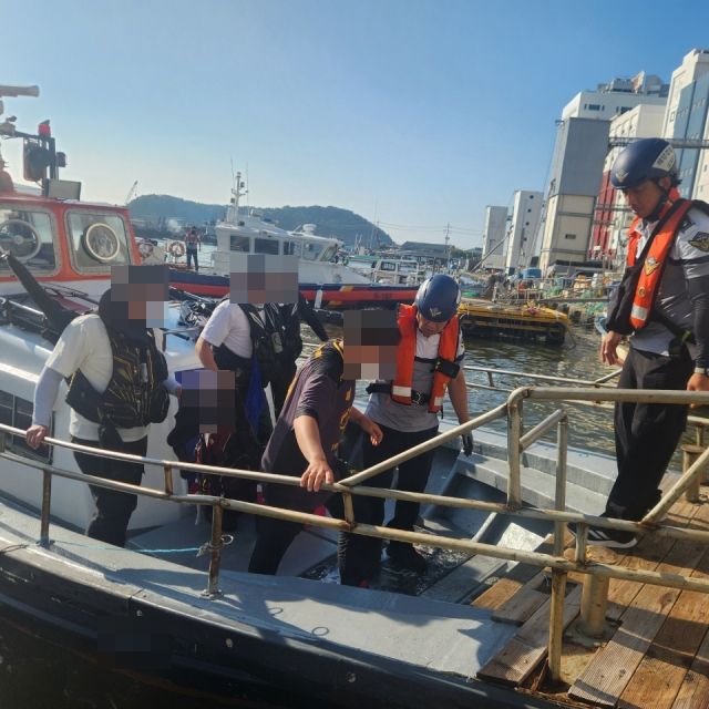 22일 오전 부산 사하구 남형제도 갯바위에서 낚시를 하던 30대 남성이 바다에 빠졌다 어선에 구조됐다. 부산해양경찰서 제공