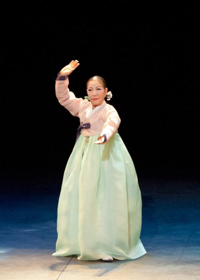 엄옥자 선생이 ‘정순남제 통영교방진춤’을 시연하는 모습. 민족미학연구소 제공