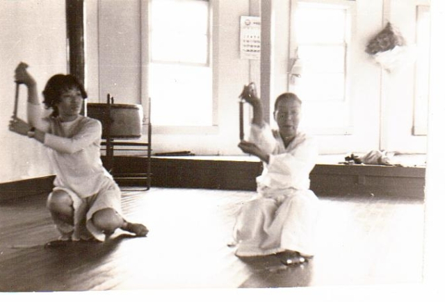 엄옥자 선생(왼쪽)이 스승인 정순남 선생으로부터 통영검무를 전수받는 장면. 1970년 통영 북신동에서 촬영. 민족미학연구소 제공