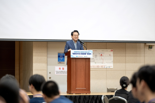 지난 21일 부산항국제전시컨벤션센터에서 개최된 ‘희망더(+)海(해), 자립항해’ 발대식에서 안병길 한국해양진흥공사 사장이 참석자들을 대상으로 격려사를 하고 있다. 해양진흥공사 제공