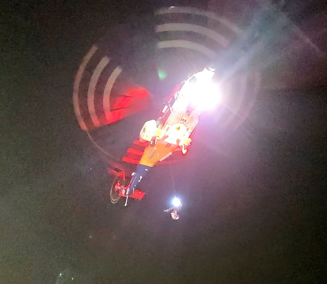 조업 중 튕겨 나온 어망 밧줄에 머리를 맞아 생사기로에 섰던 50대 어선원이 해경 도움으로 병원으로 이송돼 목숨을 건졌다. 신고를 받고 출동한 해경 구조대가 응급처치 후 환자를 이송하고 있다. 통영해양경찰서 제공