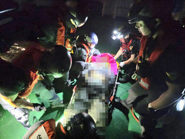 조업 중 튕겨 나온 어망 밧줄에 머리를 맞아 생사기로에 섰던 50대 어선원이 해경 도움으로 병원으로 이송돼 목숨을 건졌다. 신고를 받고 출동한 해경 구조대가 응급처치 후 환자를 이송하고 있다. 통영해양경찰서 제공