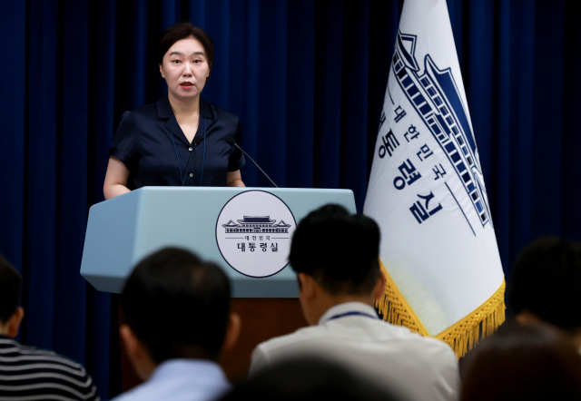 강유정 대통령실 대변인이 22일 서울 용산 대통령실 청사에서 인사 관련 브리핑 뒤 취재진의 질문에 답하고 있다. 연합뉴스