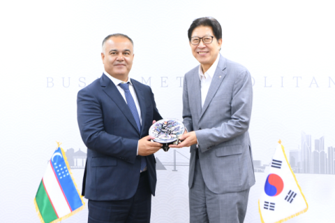 [왼쪽부터] 아디즈 보보예프(Adiz BOBOEV) 우즈베키스탄 사마르칸트 주지사, 박형준 부산광역시장
